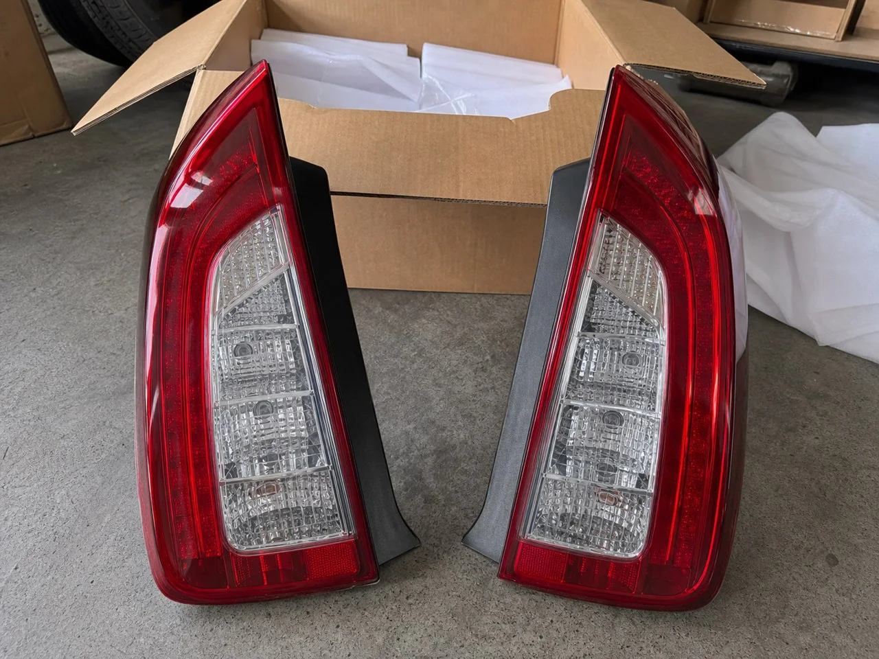 Toyota Prius ZVW30, 2012: LED უკანა ფარების წყვილი — aftermarket, ორივე მხარე